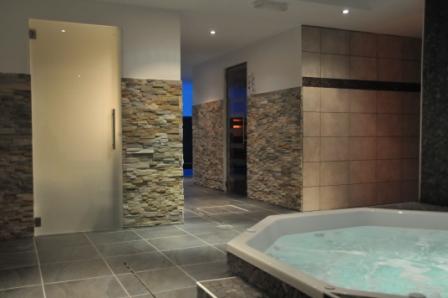 doorkijk richting droge sauna en zwembad