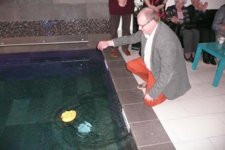 burgemeester laat eendje te water