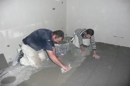 tegelzetters aan het werk